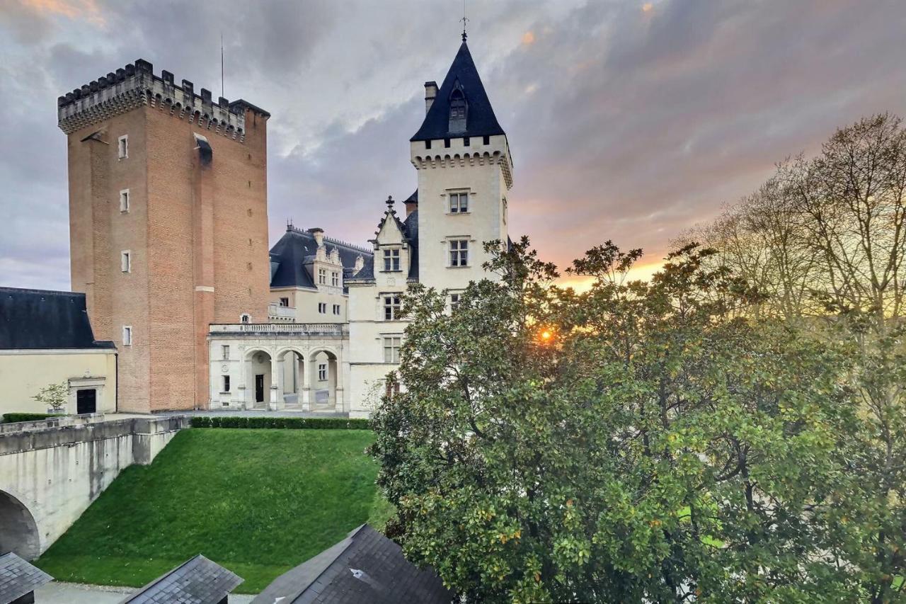 Vue Magique Sur Le Chateau Dans Un Quartier Populaire โป ภายนอก รูปภาพ