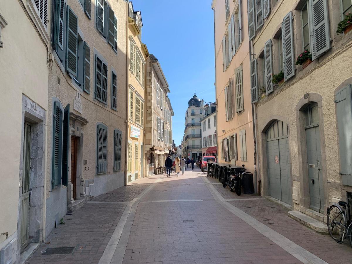 Vue Magique Sur Le Chateau Dans Un Quartier Populaire โป ภายนอก รูปภาพ