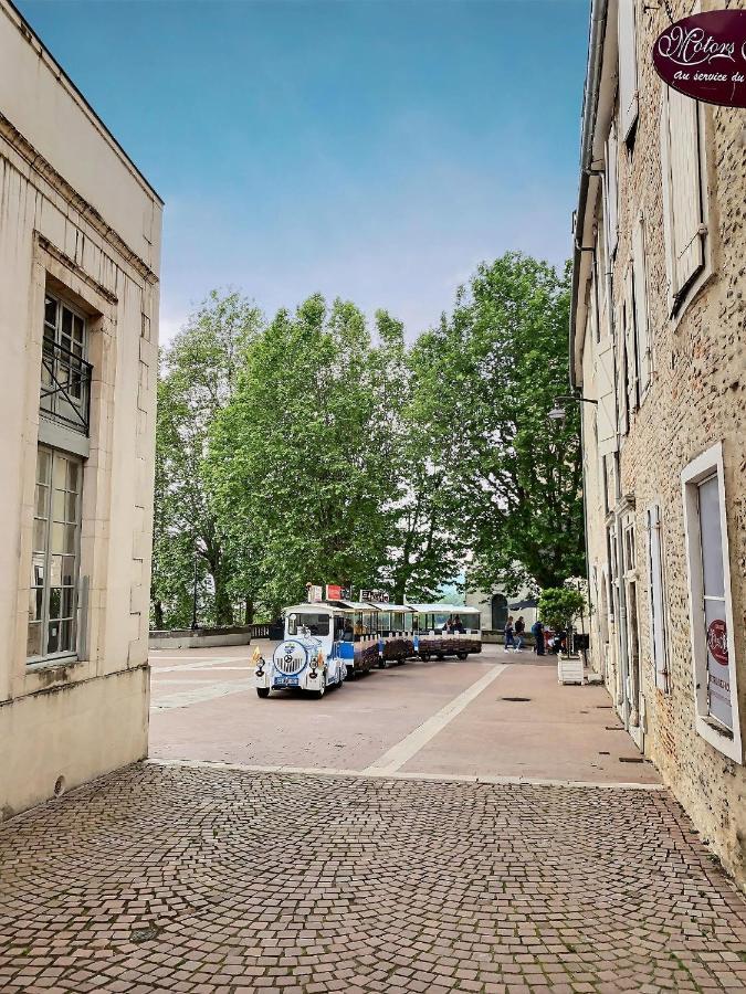 Vue Magique Sur Le Chateau Dans Un Quartier Populaire โป ภายนอก รูปภาพ
