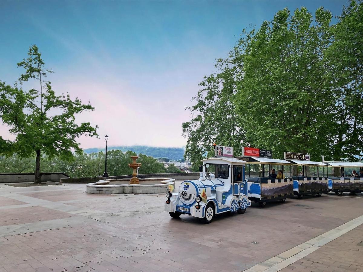 Vue Magique Sur Le Chateau Dans Un Quartier Populaire โป ภายนอก รูปภาพ